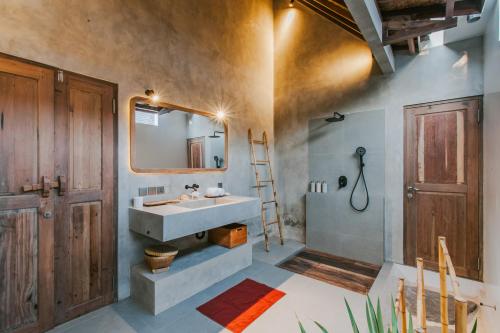 a bathroom with a sink and a mirror at Villa Diamond Lembongan in Nusa Lembongan