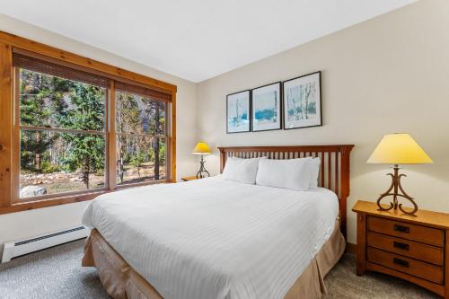Katil atau katil-katil dalam bilik di Trappers Crossing 8780 by Summit County Mountain Retreats