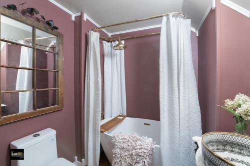 JacksonvilleにあるVermont Lake Whitingham Mount Snow Area Apartmentのバスルーム(白いシャワーカーテン、トイレ付)