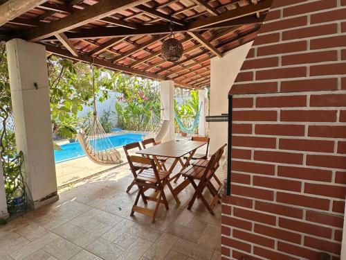 Bazén v ubytování Casa Tropical Arraial D' Ajuda nebo v jeho okolí