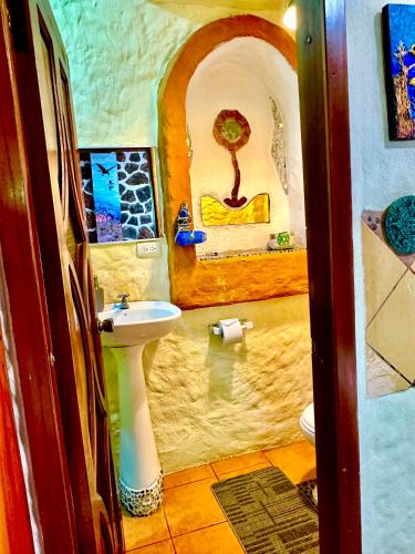 a bathroom with a sink and a toilet at Casa del Lago Lodging House in Puerto Ayora