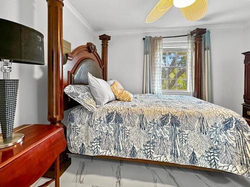 a bedroom with a bed and a window at Baywatch Paradice Bayfront, private pier, Sleeps 8 Fenced Dog Area 8 m to beach in Gulf Shores