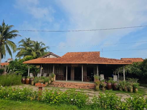 Taman di luar Út Trinh Homestay