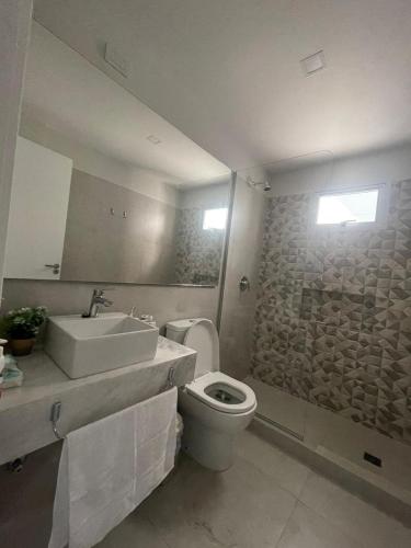 a bathroom with a toilet and a sink at Dpto Edificio Marlin Luque in Luque