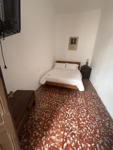 a bedroom with a bed and a red carpet at Vivienda turística Casa Rionegro Colonial in Rionegro