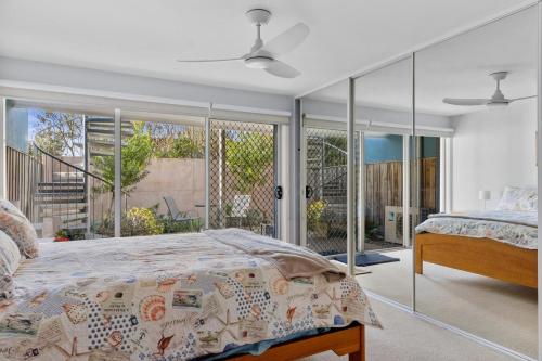 Postel nebo postele na pokoji v ubytování Osbourne walk to beach