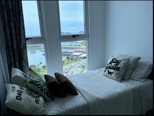 a bedroom with a bed with pillows and a window at Apártamento Avenida balboa the Sands Vista al Mar Casco Viejo in Panama City