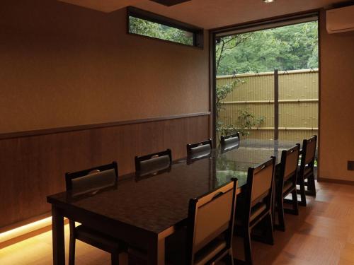 a conference room with a long table and chairs at Yunohira Kamiyanagiya in Yufuin
