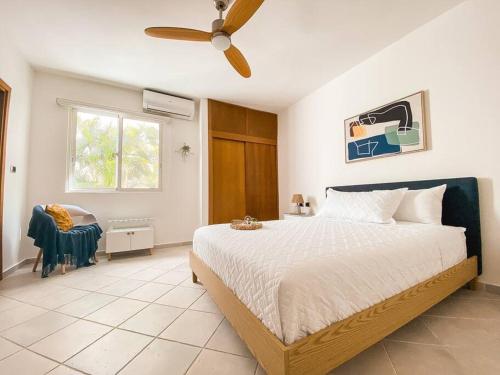 104 PL - Elegante y moderno, posición perfecta في La Laguna: غرفة نوم بها سرير ومروحة سقف