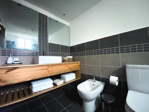 104 PL - Elegante y moderno, posición perfecta في La Laguna: حمام مزود بمرحاض ومغسلة ومرآة