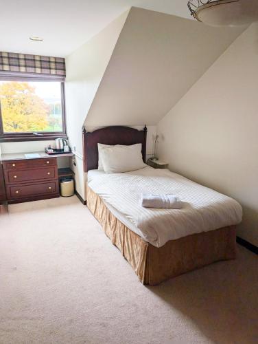 Postel nebo postele na pokoji v ubytování Strathburn Hotel Inverurie by Compass Hospitality