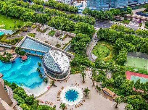 eine Luftaufnahme eines Pools in einem Resort in der Unterkunft iHome-Lujiazui Riverside, Shanghai's Leading Advocate for Genuine Apart ment - Committed to Quality, Bund RiverView&CityWalk, Deluxe Neighborhood in Shanghai