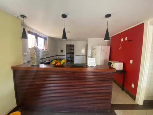 une cuisine avec un comptoir en bois dans une pièce dans l'établissement Casa confortável e espaçosa em Búzios, à Armacao dos Buzios