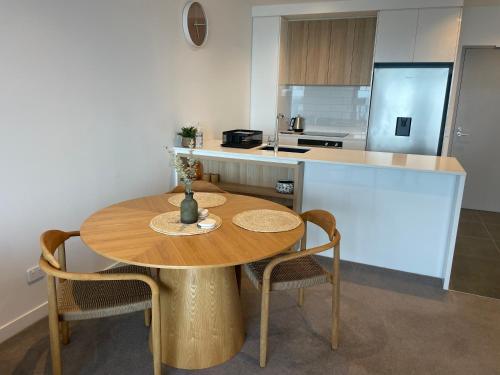 Kuchyň nebo kuchyňský kout v ubytování MIRIMAR APARTMENTS 1 Bedroom Apartment with Bay Views on the Geelong Waterfront - 1003