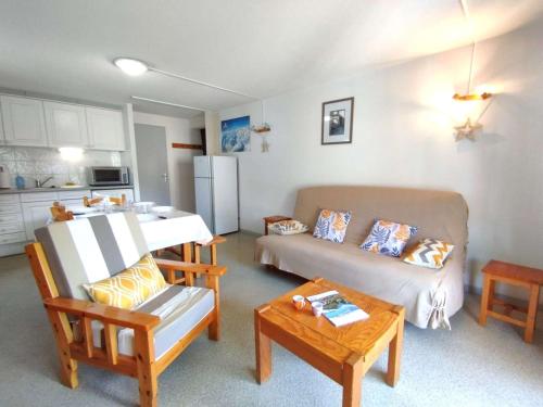 un salon avec un canapé et une table dans l'établissement Charmant T3 6 pers, terrasse sud, parking, centre St Lary Soulan - FR-1-457-357, à Saint-Lary-Soulan