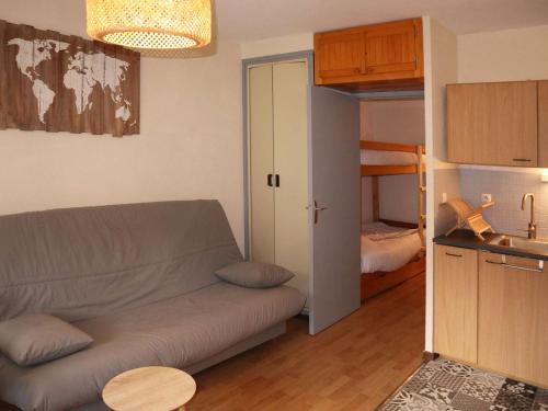 - un salon avec un canapé et des lits superposés dans l'établissement Studio confortable 6 pers, cœur de station - FR-1-322-650, aux Orres