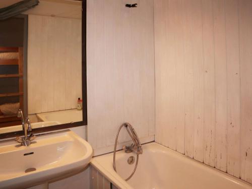 une salle de bain avec un lavabo, une baignoire et un miroir dans l'établissement Studio confortable 6 pers, cœur de station - FR-1-322-650, aux Orres