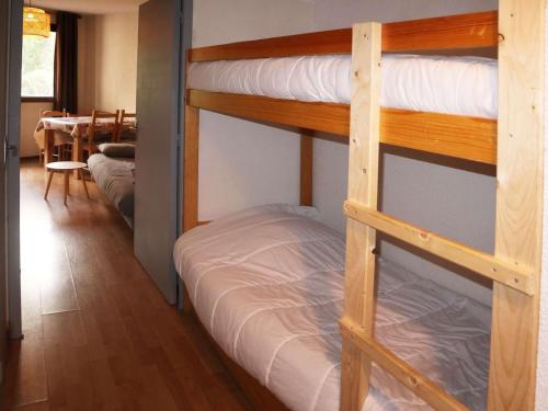 quelques lits superposés dans une chambre dans l'établissement Studio confortable 6 pers, cœur de station - FR-1-322-650, aux Orres