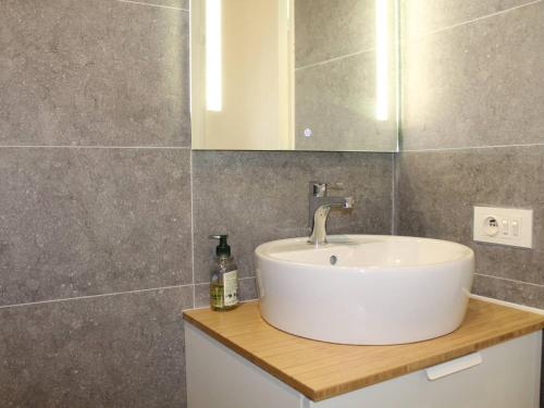 une salle de bain avec un lavabo et un miroir dans l'établissement Appartement vue mer avec parking, Villeneuve-Loubet - FR-1-252A-130, à Villeneuve-Loubet