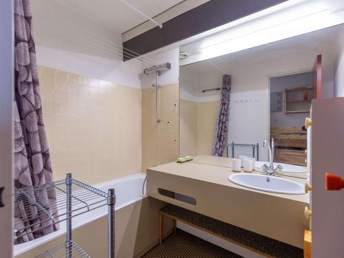 une salle de bain avec un lavabo, une baignoire et un miroir dans l'établissement Studio cabine, balcon, 5 pers, proche pistes - FR-1-404-355, à La Mongie
