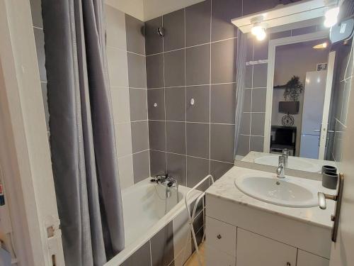 une salle de bain avec un lavabo et un rideau de douche dans l'établissement Studio cosy 2 pers au pied des pistes - FR-1-393-176, à Saint-Michel-de-Chaillol