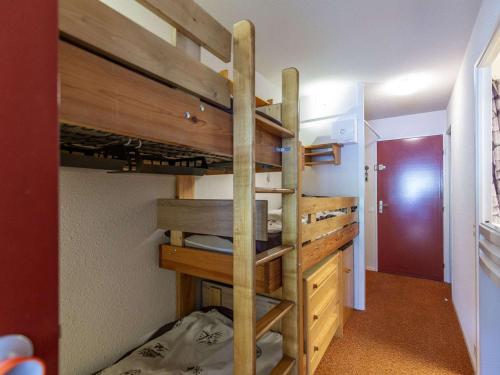 une chambre avec deux lits superposés dans une pièce dans l'établissement Studio cabine, balcon, 5 pers, proche pistes - FR-1-404-355, à La Mongie