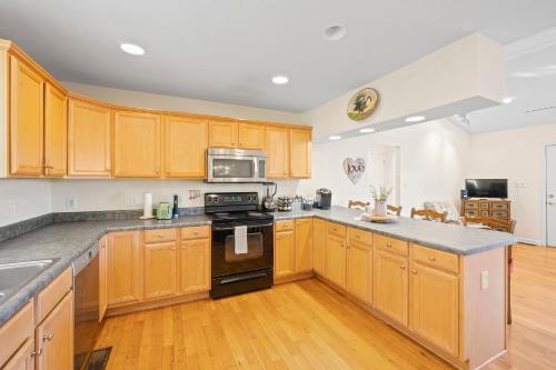 Lovely Mountain Home with Wifi and AC in Serene area of Morgantonにあるキッチンまたは簡易キッチン