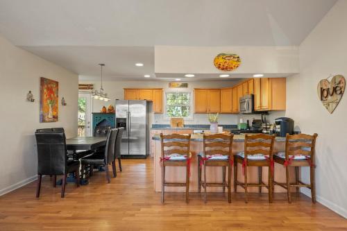 モーガントンにあるLovely Mountain Home with Wifi and AC in Serene area of Morgantonのテーブルと椅子と冷蔵庫のあるキッチン