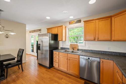 Lovely Mountain Home with Wifi and AC in Serene area of Morgantonにあるキッチンまたは簡易キッチン
