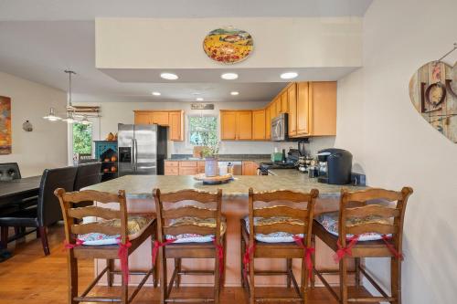 Lovely Mountain Home with Wifi and AC in Serene area of Morgantonにあるキッチンまたは簡易キッチン
