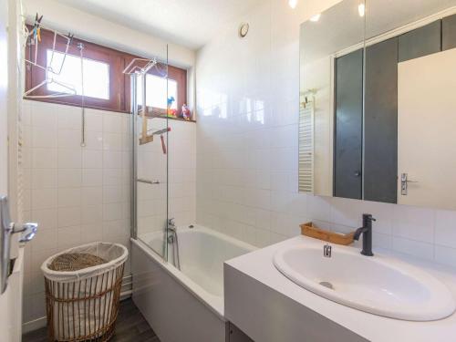 une salle de bain blanche avec un lavabo et une baignoire dans l'établissement Charmant 3 pièces 6 pers, terrasse 40m², parking couvert - FR-1-404-353, à La Mongie