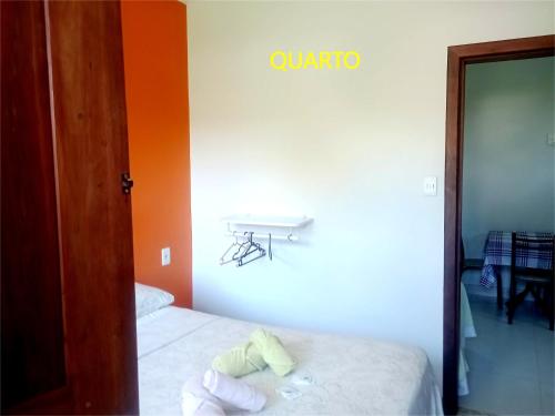 a room with a bed and a table on the wall at Pousada Lagoa Flat in Morro de São Paulo