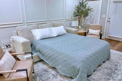 Katil atau katil-katil dalam bilik di Serene 3BR, Family Friendly, Remote Workspace, Sleeps 8!