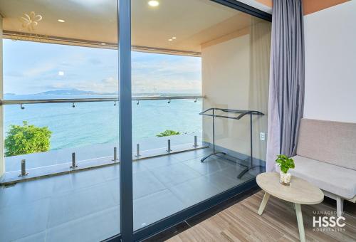 a room with a view of the ocean at Ohana Village in Phương Phi