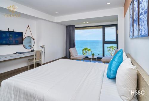 a bedroom with a large bed with a view of the ocean at Ohana Village in Phương Phi