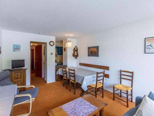 un salon et une salle à manger avec une table et des chaises dans l'établissement Studio cabine, balcon, 5 pers, proche pistes - FR-1-404-355, à La Mongie