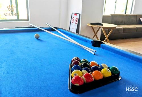 a bowl of billiard balls on a pool table at Ohana Village in Phương Phi