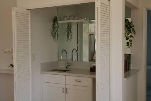 una cucina con lavandino e specchio di Mountain View Oasis a Los Angeles