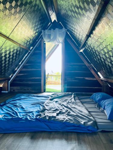 a bed in a room with a window at Gia Huan Homestay - Tà Đùng in Biđong