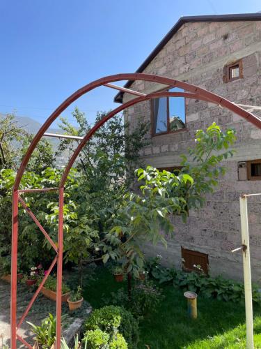 Ein Garten an der Unterkunft Guest House Anahit Ijevan