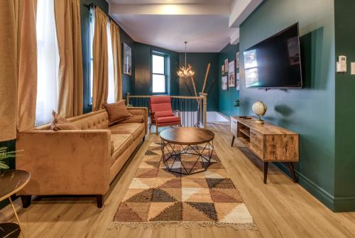 ein Wohnzimmer mit Sofa und Tisch in der Unterkunft North House - Majestic 3-Bedroom Designer Apartment in Québec