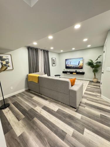 Modern 2 bedroom suite電視和／或娛樂中心