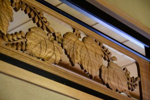 a wooden frame with dried leaves on it at Ryokan Ohashi in Misasa