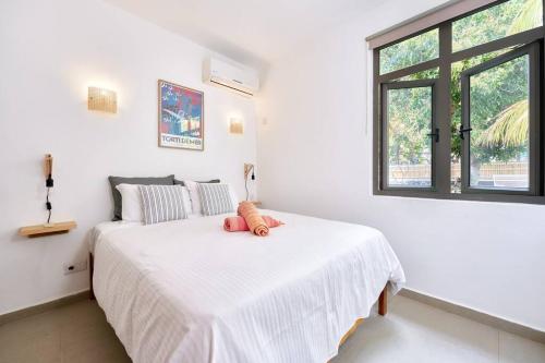 Green Nest Peyrebère في بيريبير: غرفة نوم بيضاء مع سرير أبيض مع نافذة
