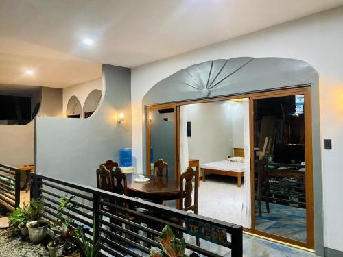 Μια τηλεόραση ή/και κέντρο ψυχαγωγίας στο Dos Casa Guest House