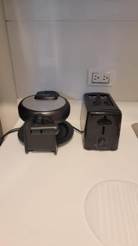 a clock and a toaster sitting on a counter at Klinda Luxury Home Apartament Mi Casa es tu Casa in Mendoza