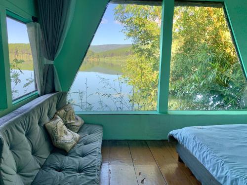 Postel nebo postele na pokoji v ubytování The Lake House Dalat