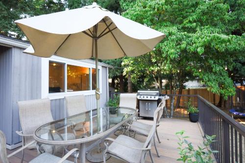 Zahrada ubytování Charming and Spacious House with Relaxing Huge Deck