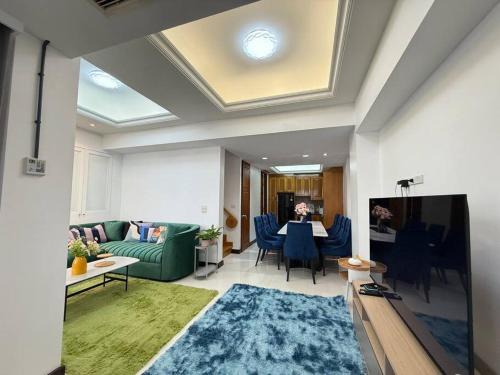 a living room with a couch and a tv at Miq Asoke 5BR Sukhuvit15 in Makkasan