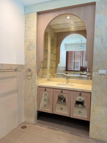 a bathroom with a sink and a mirror at Miq Asoke 5BR Sukhuvit15 in Makkasan